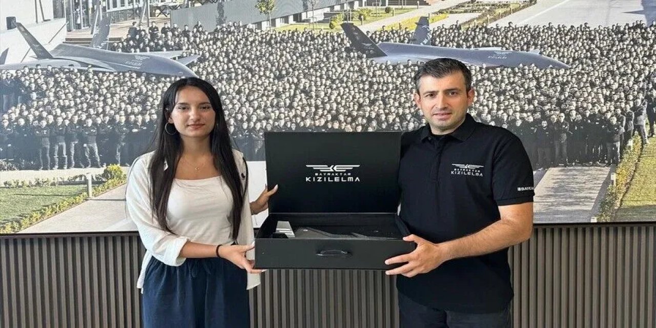 Dünya şampiyonu T3 Vakfı bursiyeri Ayşegül Balım Yabacı, Selçuk Bayraktar'ı ziyaret etti