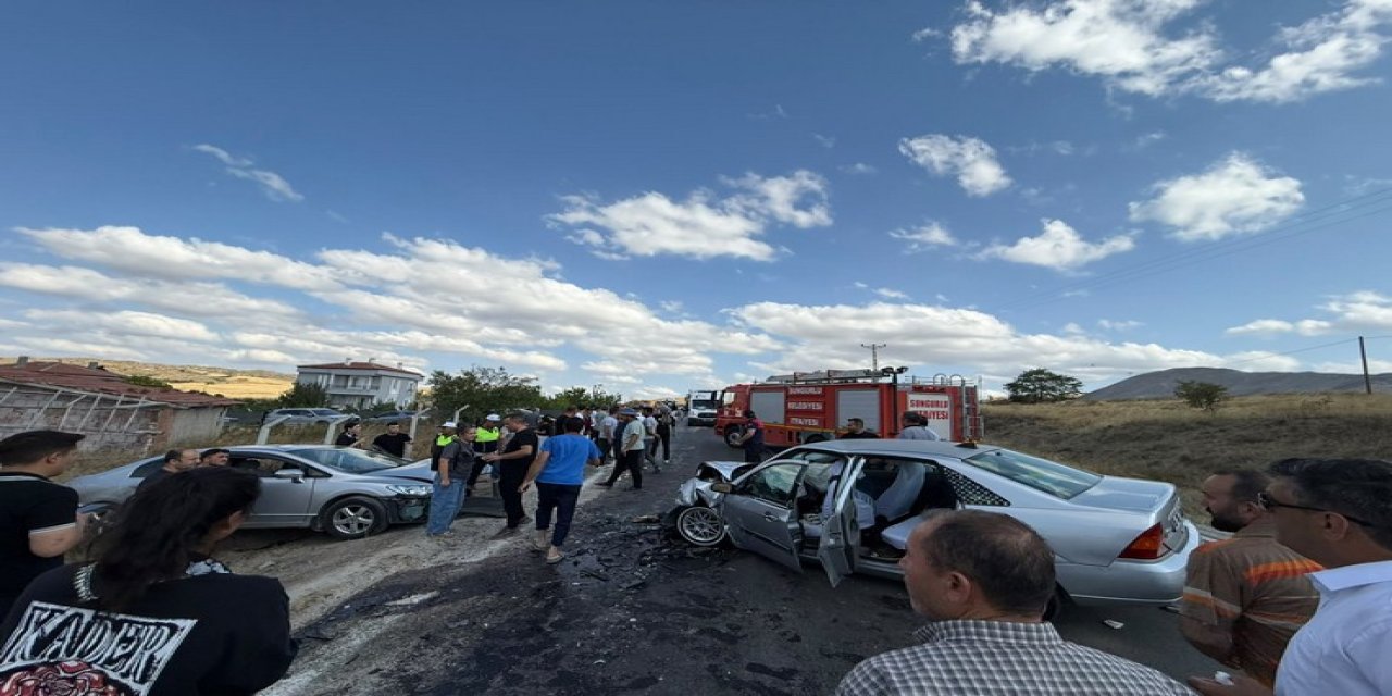 Çorum'da çarpışan iki otomobildeki 7 kişi yaralandı