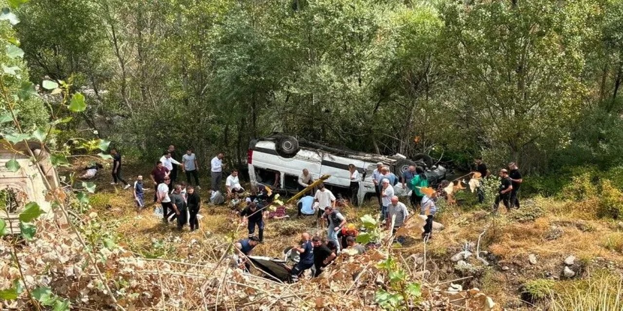 Sivas'ta yolcu minibüsünün devrildiği kazada 4 kişi öldü, 10 kişi yaralandı