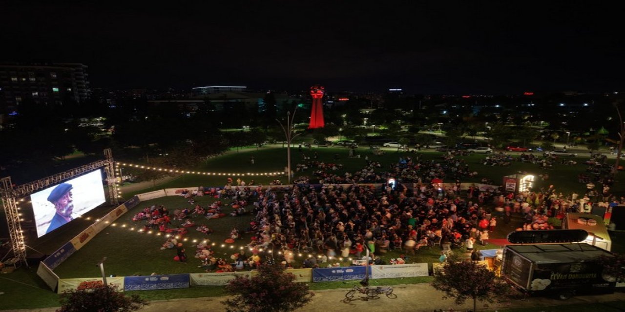 Büyükşehir’in açık hava sinema geceleri başladı