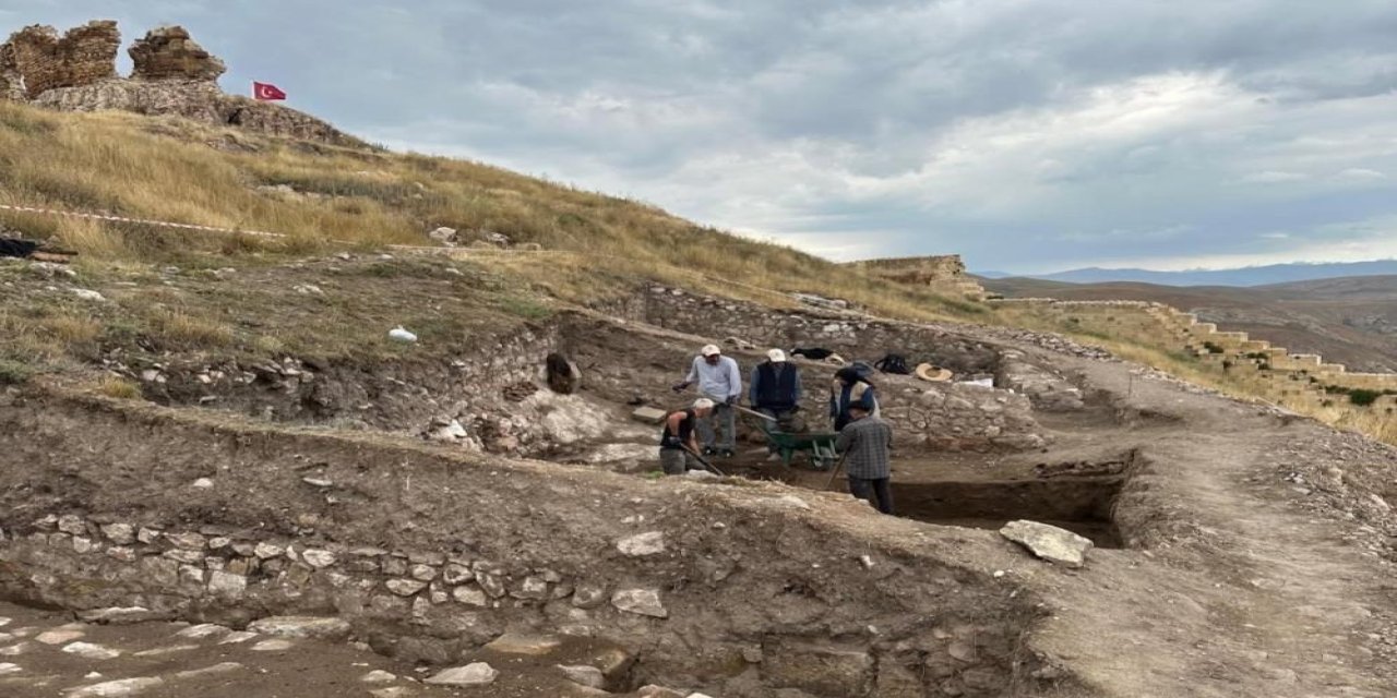 Bayburt Kalesi’nde arkeolojik kazılar sürüyor: Tarih İlk Tunç Çağı’na uzanıyor