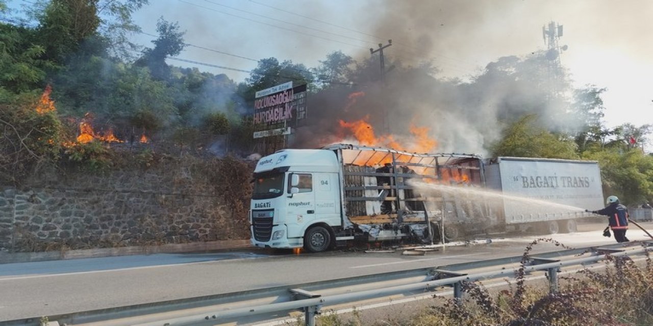 Karadeniz Sahil Yolu’nda mobilya yüklü TIR yandı