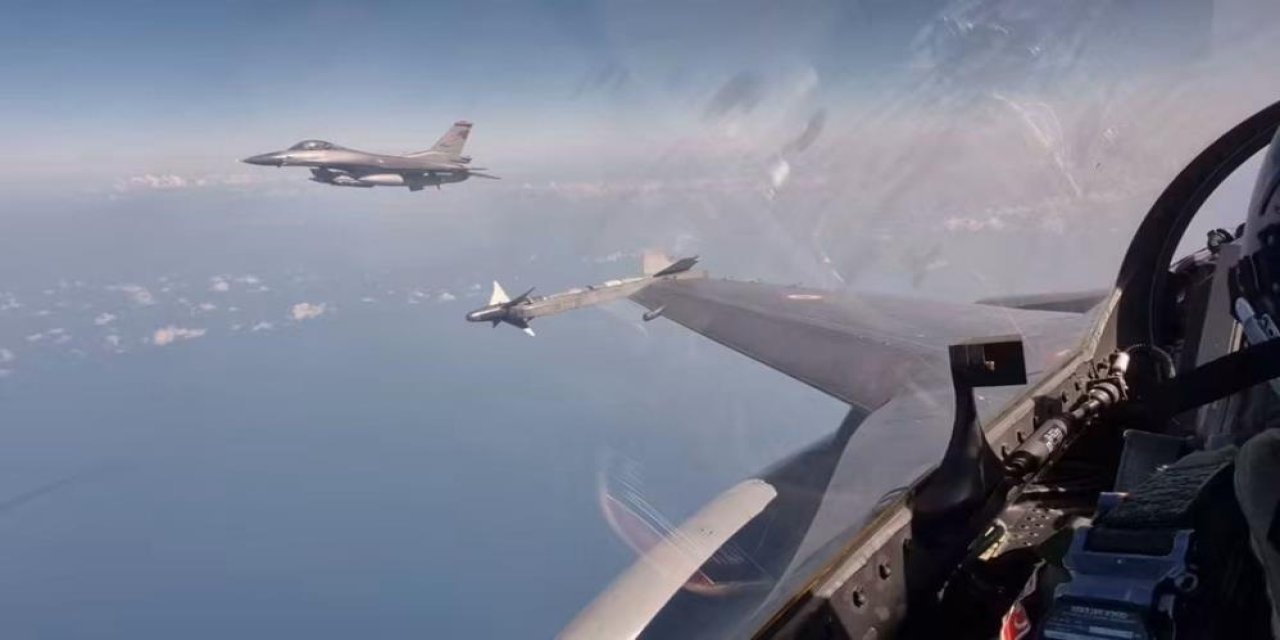 F-16 savaş uçaklarından Karadeniz’de eğitim uçuşu