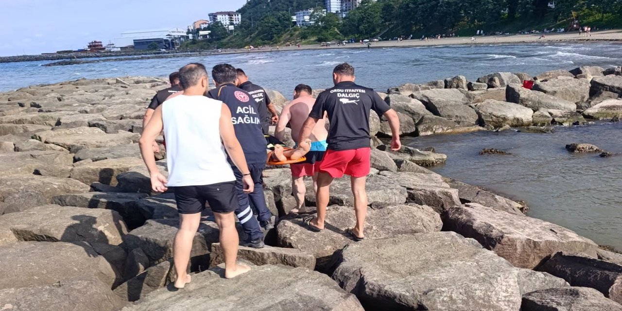 Ordu'da denize giren 4 kişi boğulma tehlikesi geçirdi