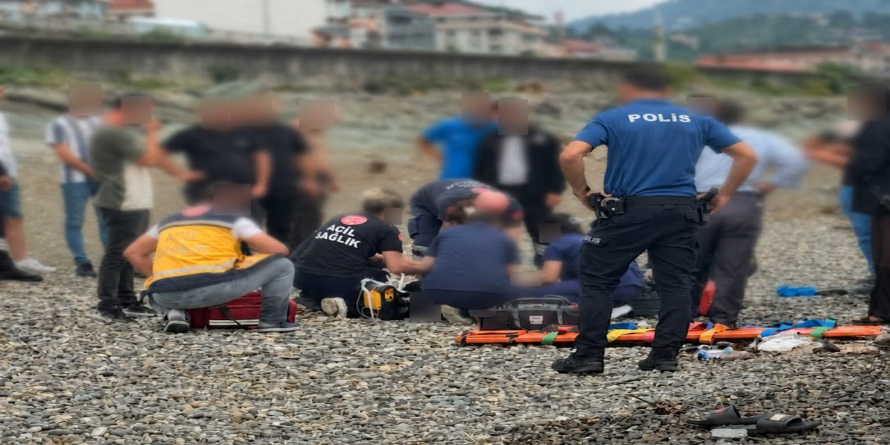 Rize'de dalgalara kapılan 2 kardeşten 1'i hayatını kaybetti, diğeri aranıyor