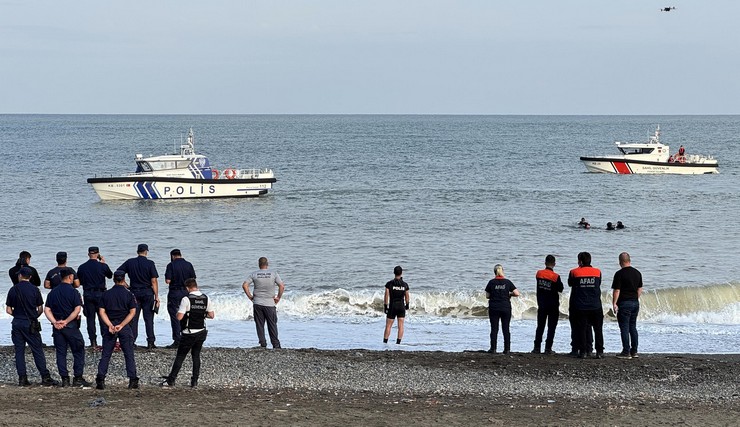 Rize'de denizde kaybolan çocuğu arama çalışmaları sürüyor
