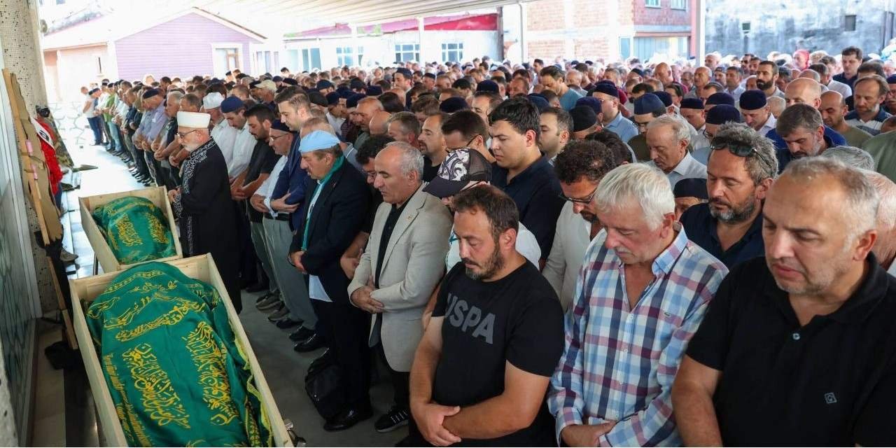 Dalgalara kapılarak hayatını kaybeden 2 kardeş ebediyete uğurlandı