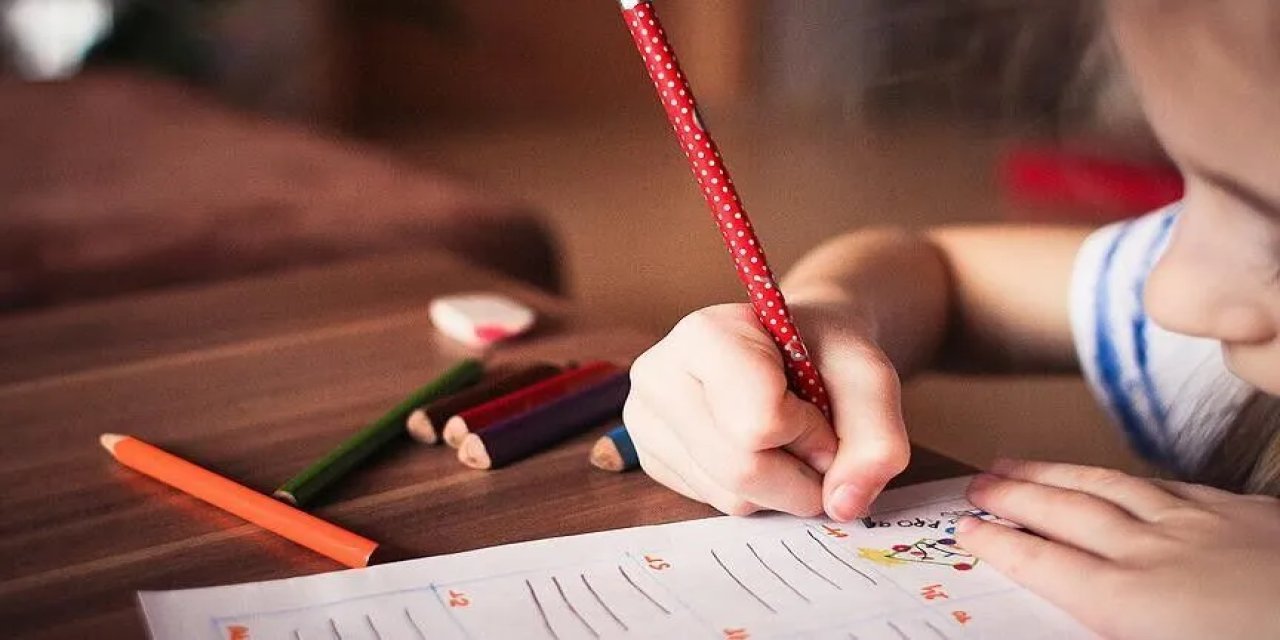 Uyum eğitimi kapsamındaki okul öncesi eğitim, 1. ve 5. sınıf öğrencilerinin velilerine yönelik mesai düzenlemesi