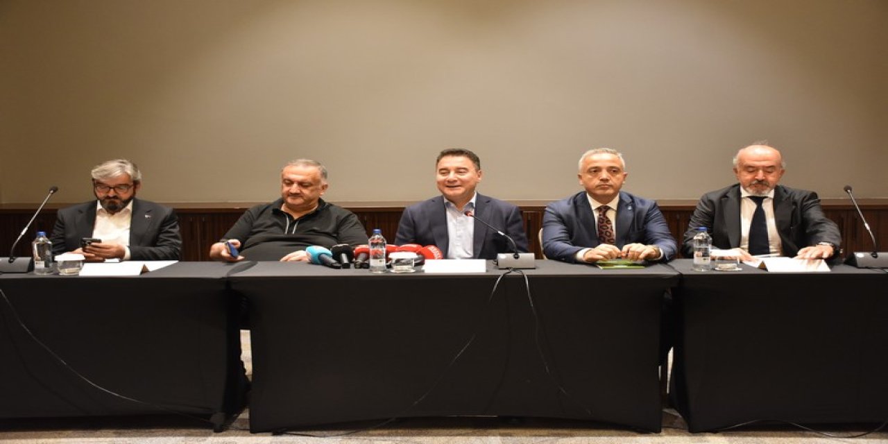 DEVA Partisi Genel Başkanı Babacan Trabzon'da gazetecilerle bir araya geldi