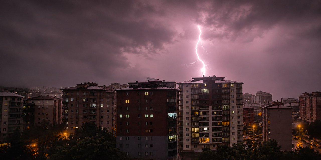 Rize'de Sağanak ve Yıldırım Gökyüzünü Hapsetti, Şehir Gündüze Döndü!