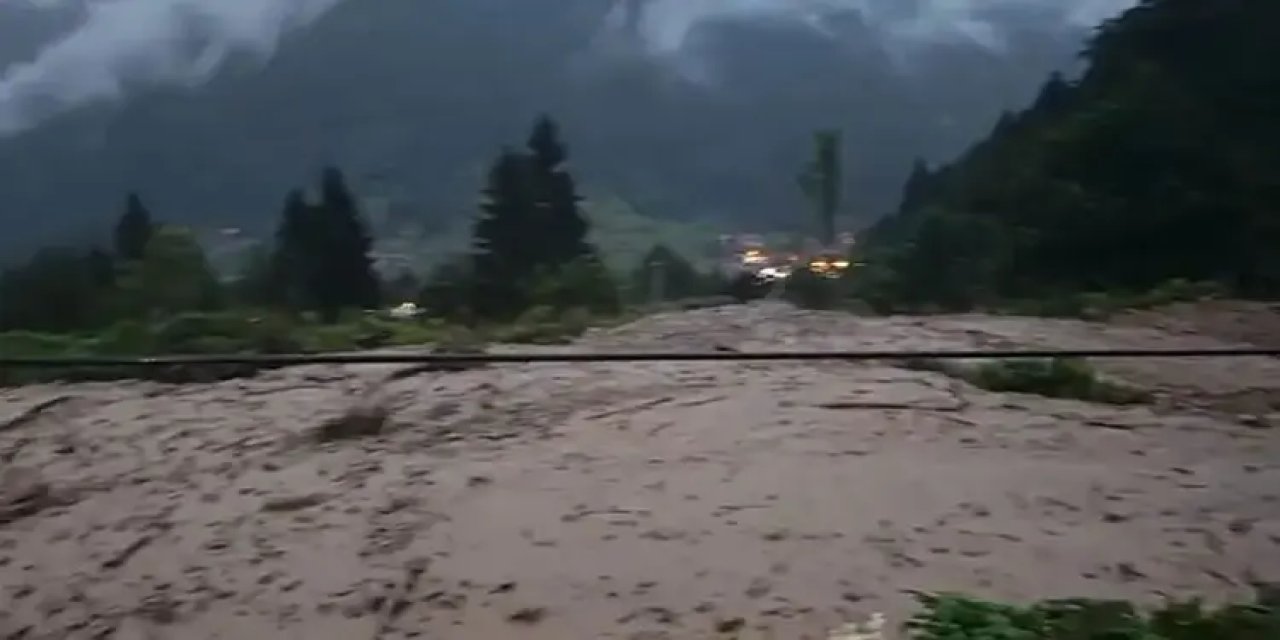 Trabzon'da etkili sağanak; Uzungöl'de taşkın
