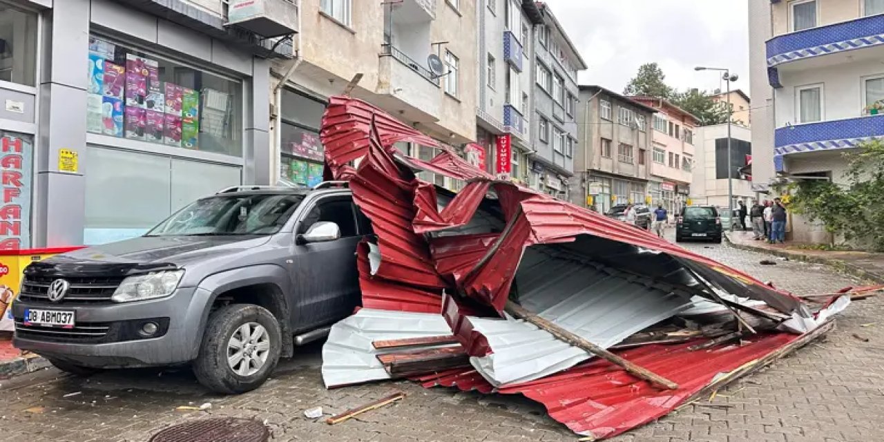 Artvin'de etkili fırtına; çatı uçtu, işçi saniyelerle kurtuldu
