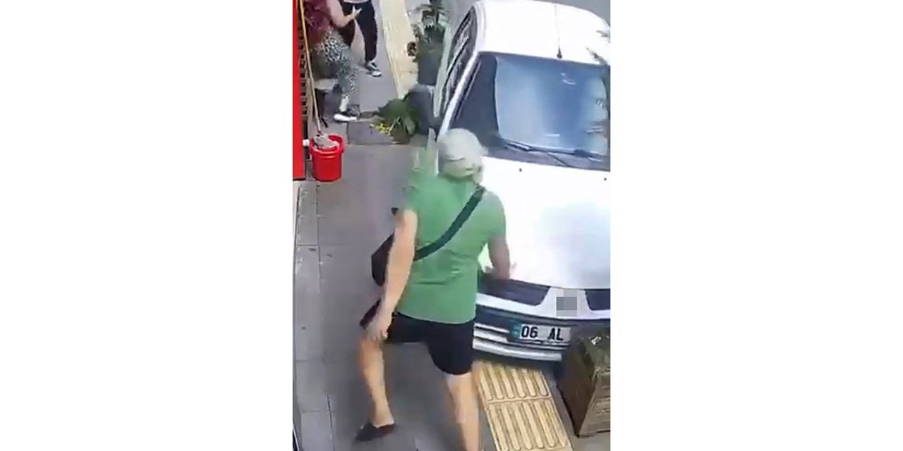 El freni çekilmeyen otomobil kaldırıma çıktı, yaya ezilmekten son anda kurtuldu