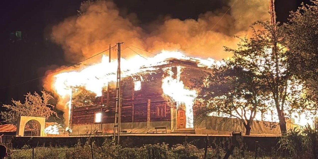 Artvin'deki yangında ahşap cami kullanılamaz hale geldi