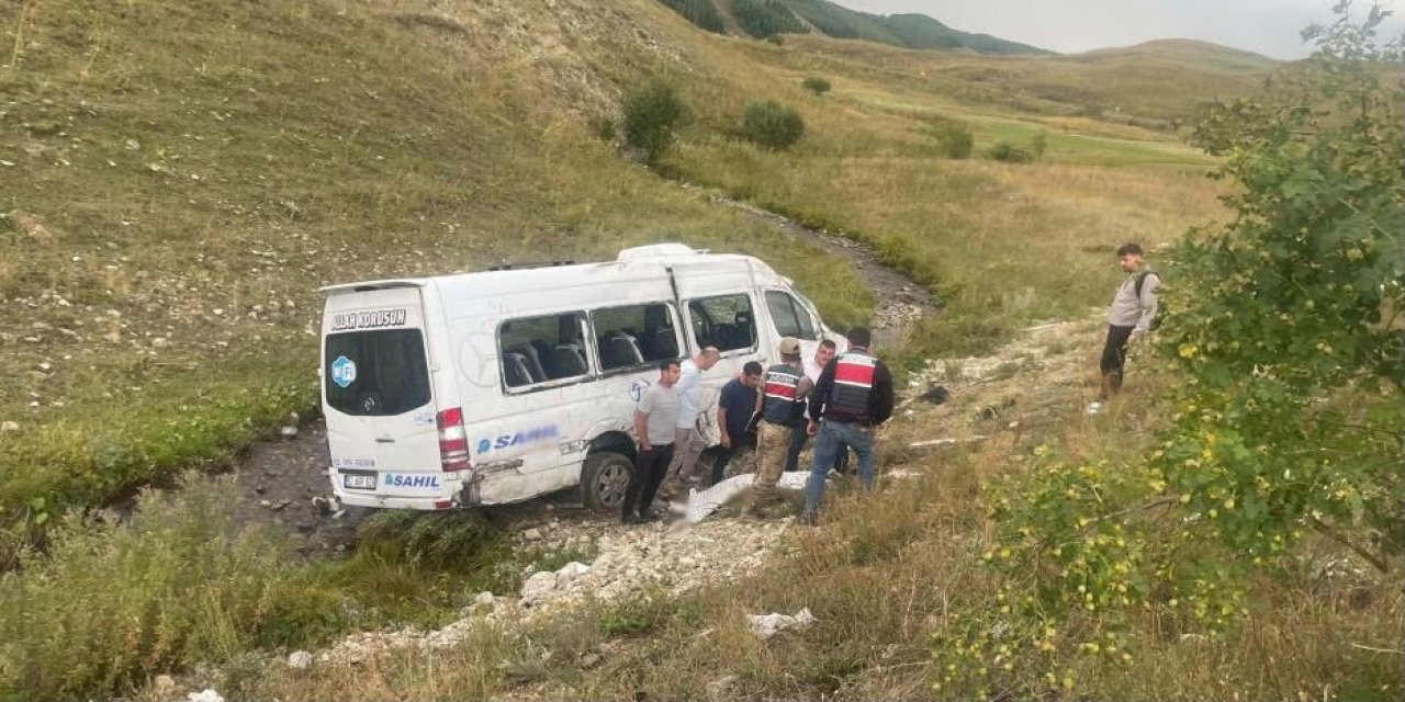İspir'de Rize yolcu minibüsü şarampole devrildi 3 yaralı