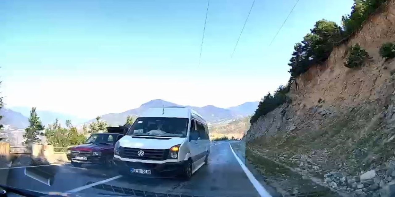 Yolcu minibüsünün hatalı sollaması kamerada