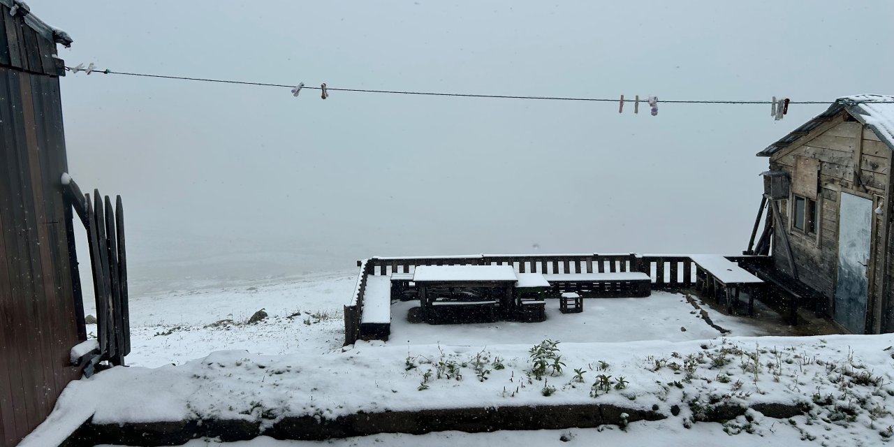 Rize'nin yükseklerine kar yağdı