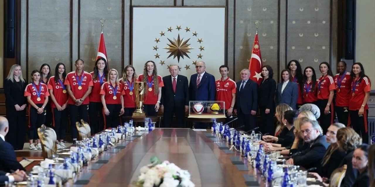 Cumhurbaşkanı Erdoğan, şampiyon milli voleybolcuları kabul etti