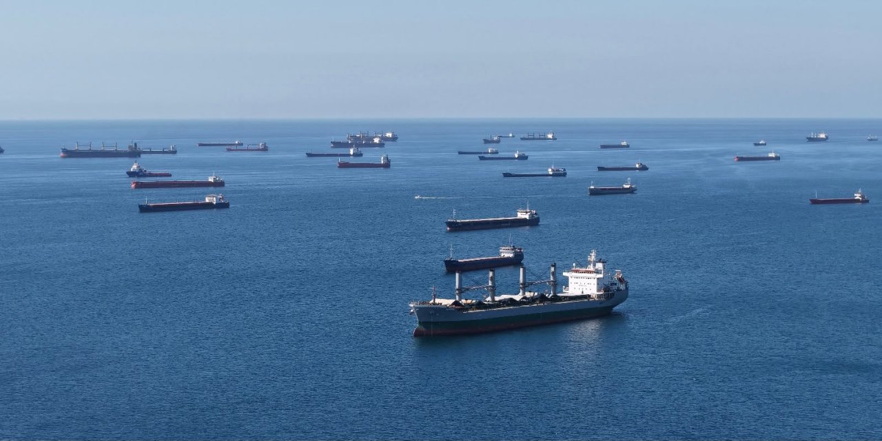 Karadeniz'deki saldırı riski nedeniyle ilerleyemeyen gemiler, İstanbul açıklarını adeta otoparka çevirdi