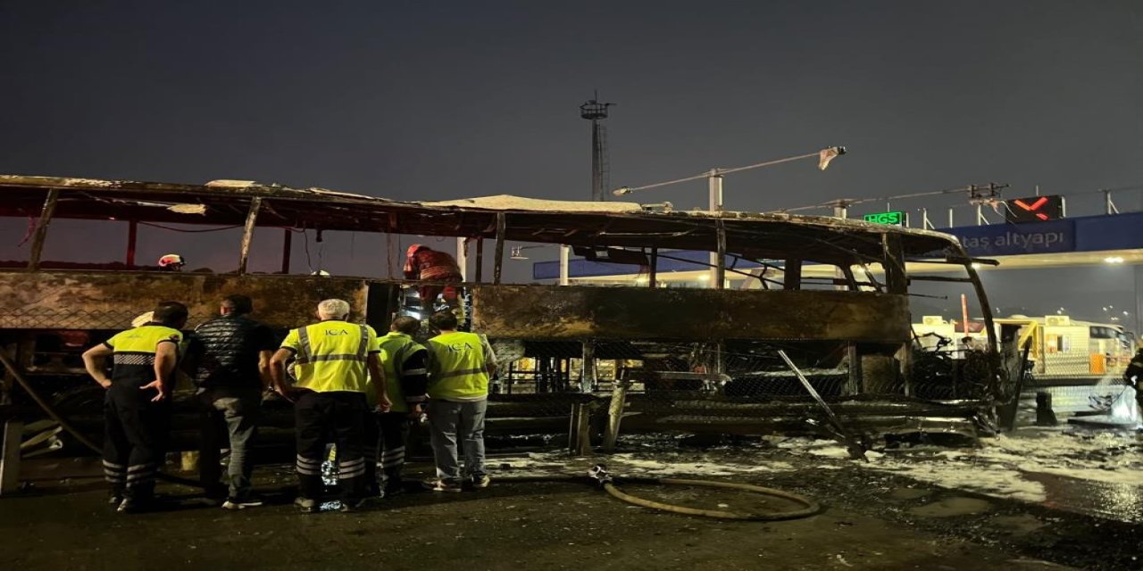 Bariyerlere çarpan yolcu otobüsü alev alev yandı: 2 Ölü, 8 yaralı