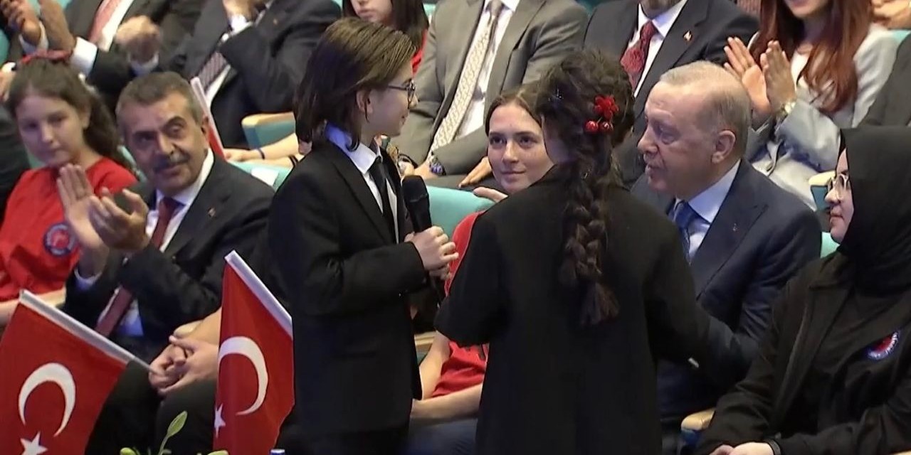 Cumhurbaşkanı Erdoğan, Çocuklarla ‘Çayeli’nden Öteye’ türküsünü söyledi