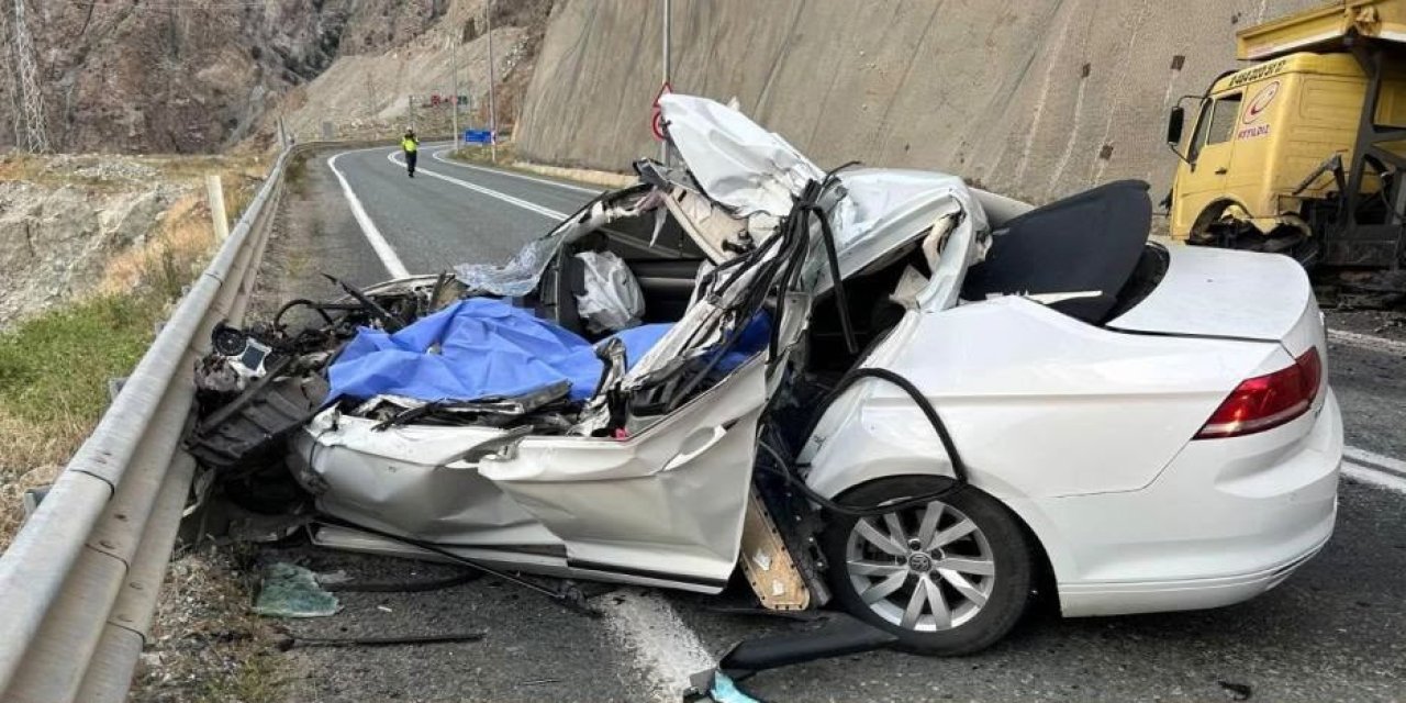 Rize Plakalı Kamyonla Çarpışan Otomobilin Sürücüsü Öldü