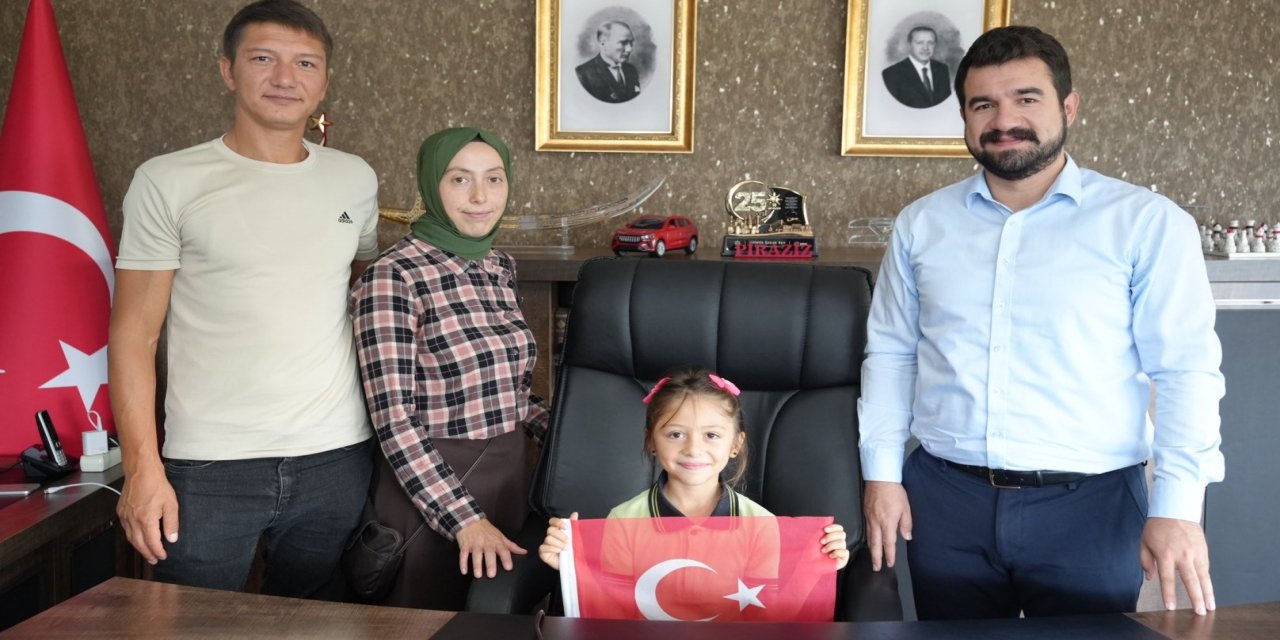 Giresun’da küçük Nehir’in bayrak hassasiyeti kamerada