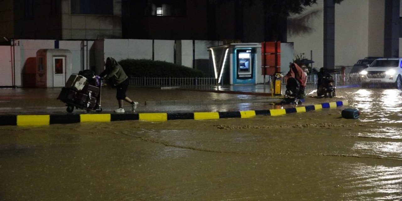 Trabzon'da Şiddetli Sağanak: Kenti Su Bastı, Ulaşım ve Havalimanı Durma Noktasına Geldi