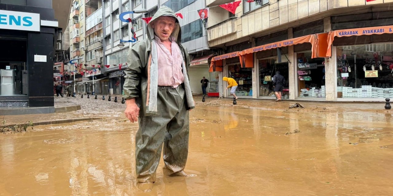 Rize'de sel suları çekiliyor, iş yerlerinde temizlik çalışmaları başladı