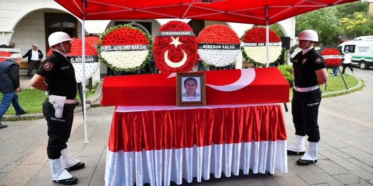 Trafik kazasına müdahale ederken şehit olan polis memuru Sarıyalçınkaya son yolculuğuna uğurlandı