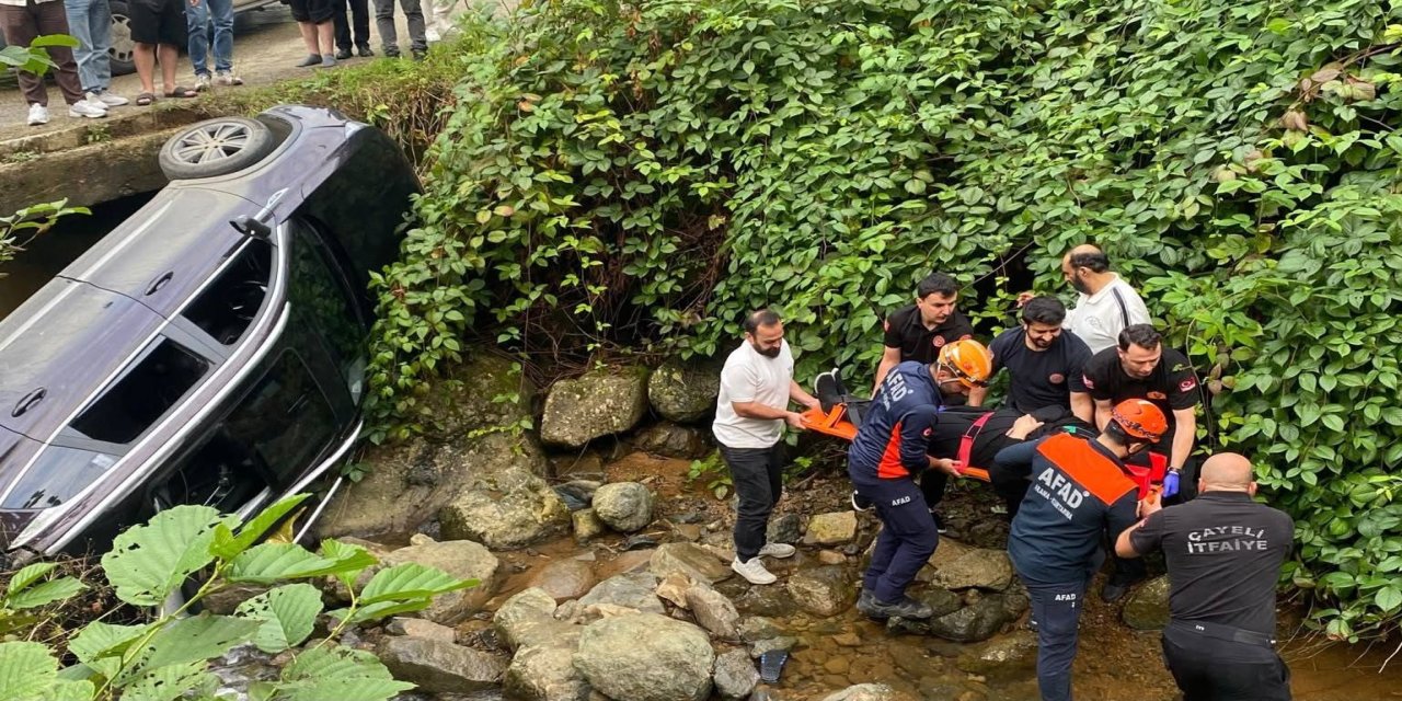 Rize’de Turistleri Taşıyan Araç Dere Yatağına Devrildi: 6 Yaralı
