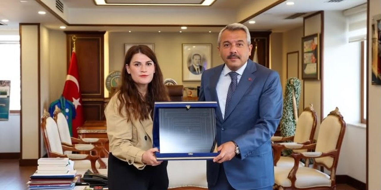 Kırşehir’den Rize’ye Anlamlı Hediye: Ahilik Sancağı Vali Baydaş’a Takdim Edildi