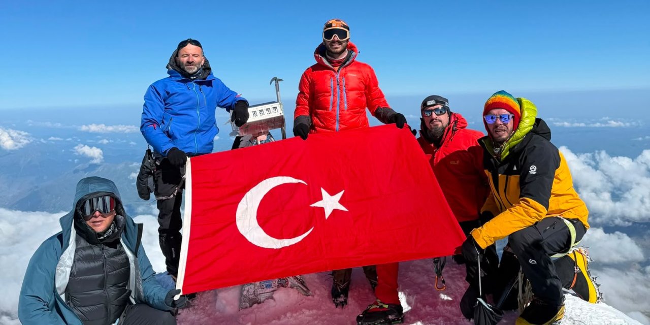Rizeli Dağcılar Avrupa'nın Zirvesinde Türk Bayrağını Dalgalandırdı