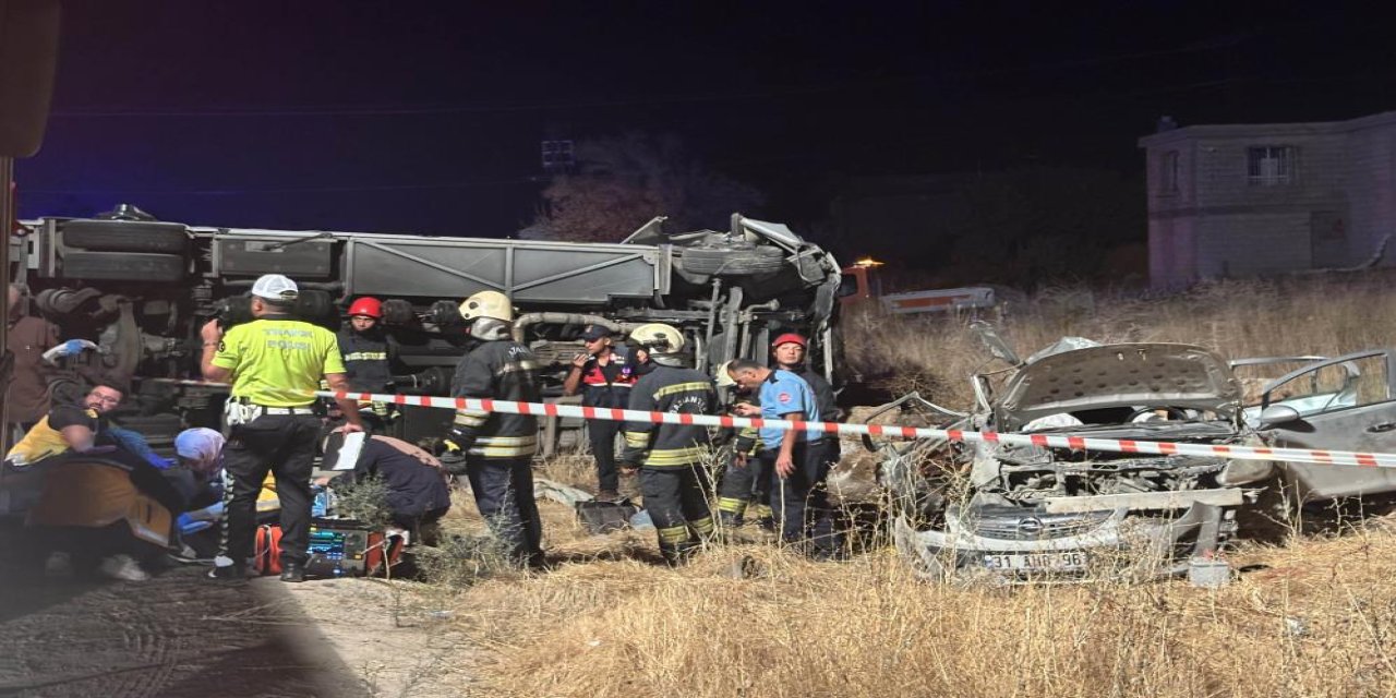 Gaziantep'te yolcu midibüsü ile otomobil çarpıştı 7 ölü, 13 yaralı