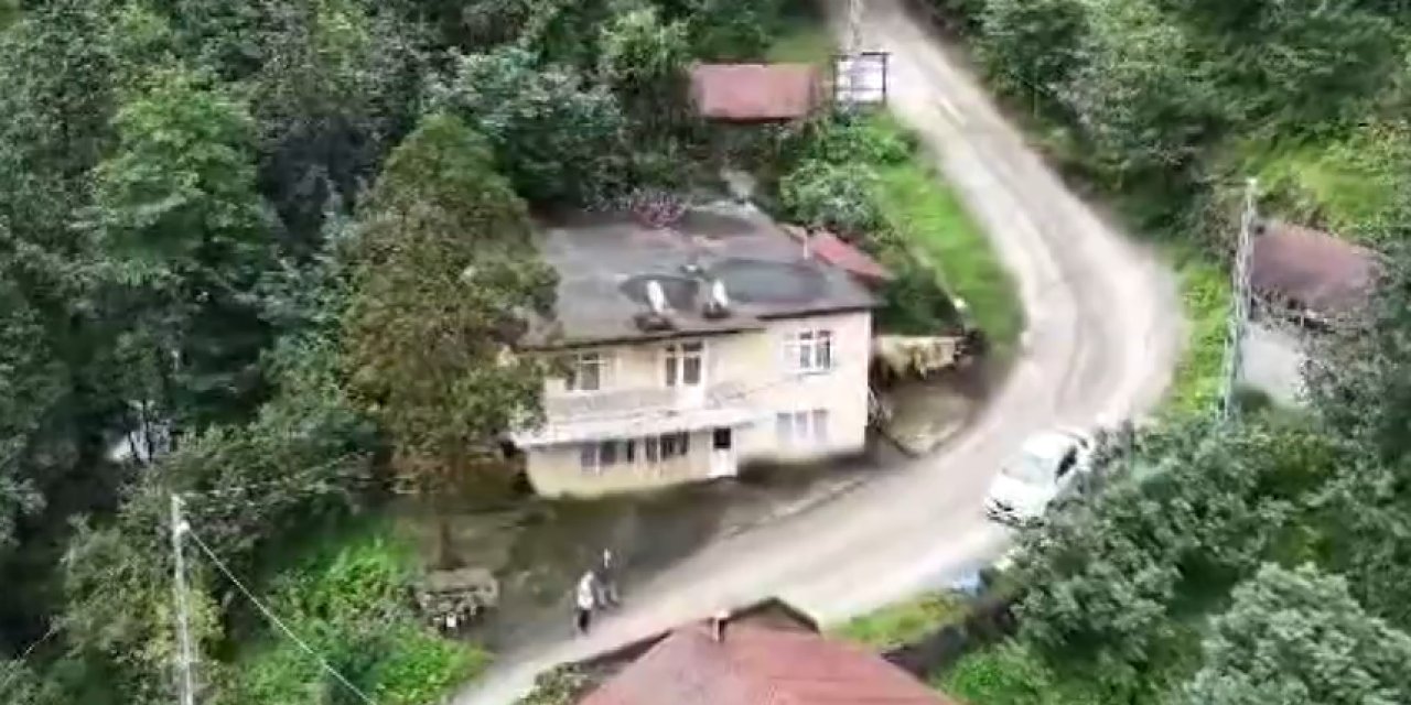 Artvin’de iki katlı evin altından çıkan su görenleri şaşkına çeviriyor