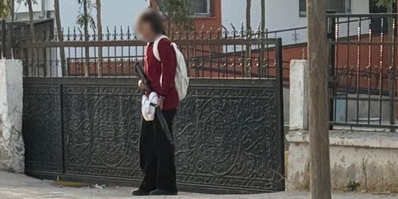Elinde silahla okula gelen öğrenci böyle görüntülendi