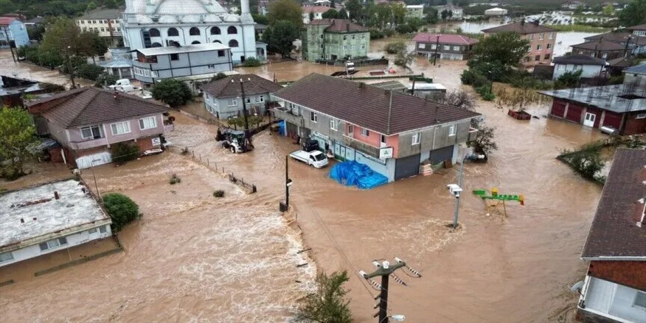 Sakarya'da kuvvetli yağış nedeniyle dereler taştı, su baskınları yaşandı
