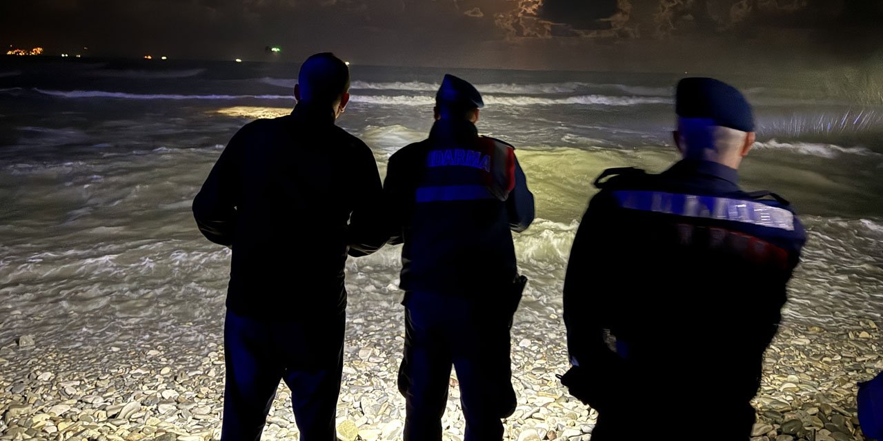 Sinop'ta alabora olan teknedeki bir polis memuru hayatını kaybetti, biri kayboldu