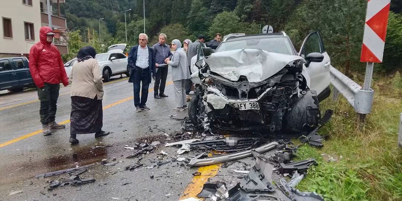 Trabzon'da hatalı sollama kazaya neden oldu: 5 yaralı