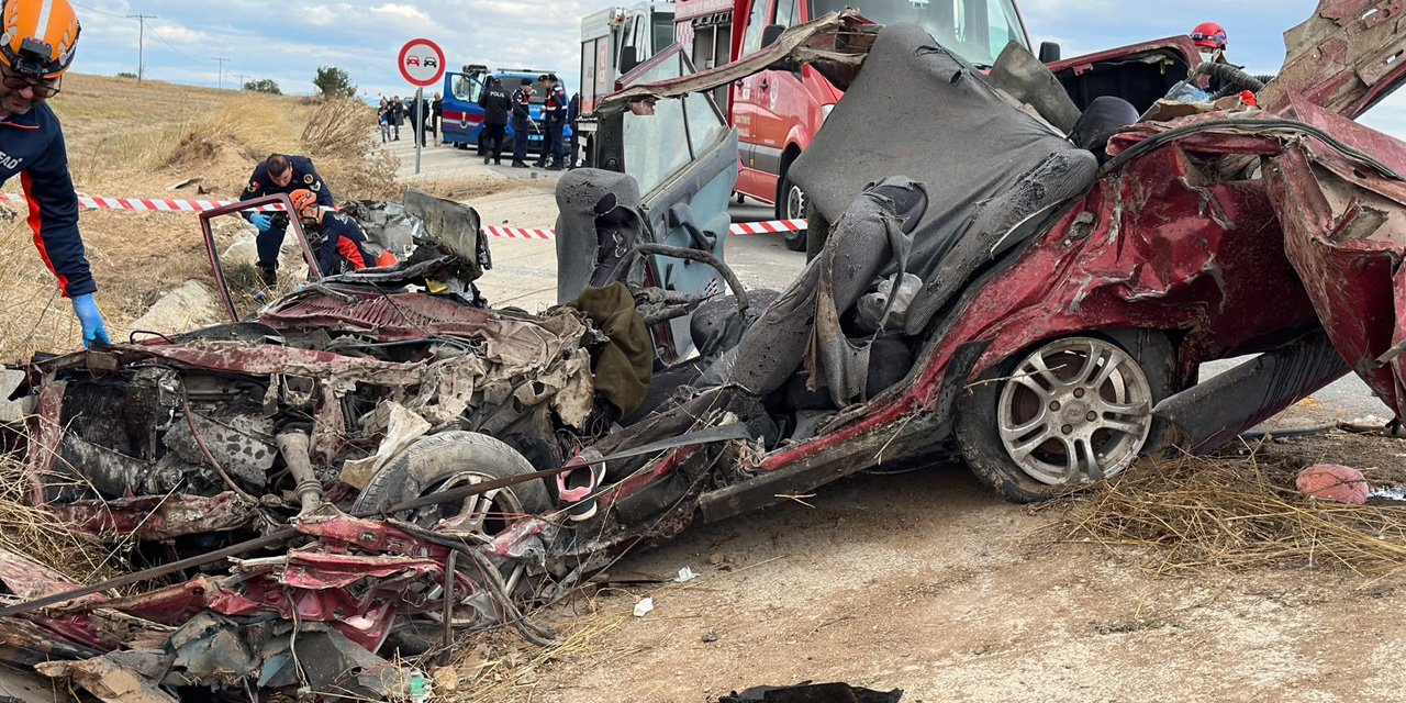 Uşak'ta kamyon ile otomobil çarpıştı: 3 ölü, 1 yaralı