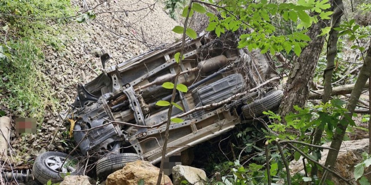 Artvin'de araç 400 metrelik uçuruma yuvarlandı: 1 ölü