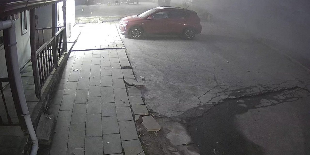 Artvin'de tır garajında yaşanan heyelan güvenlik kamerasına yansıdı