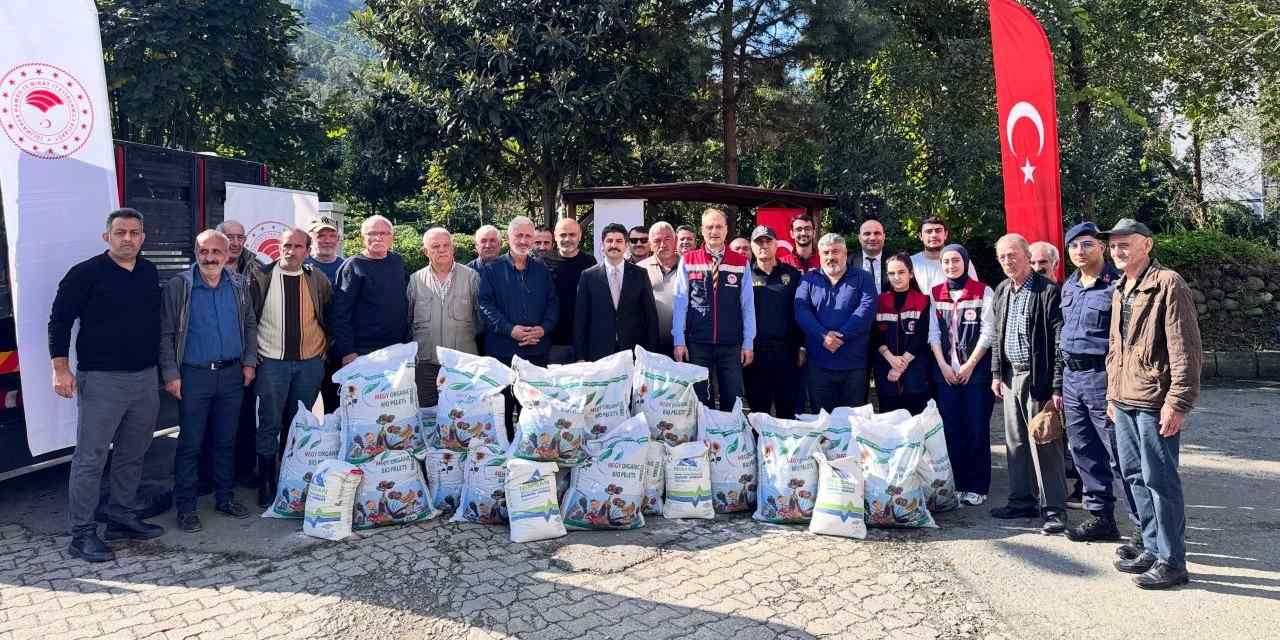Hopa'da Çay Üreticisine Organik Gübre ve Kireç Desteği