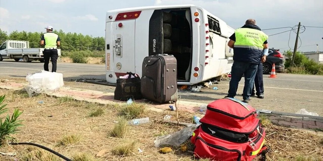 Antalya'da midibüsün devrilmesi sonucu 17 kişi yaralandı