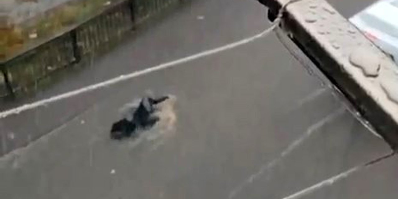 Esenyurt'ta suya kapılan kadın böyle sürüklendi