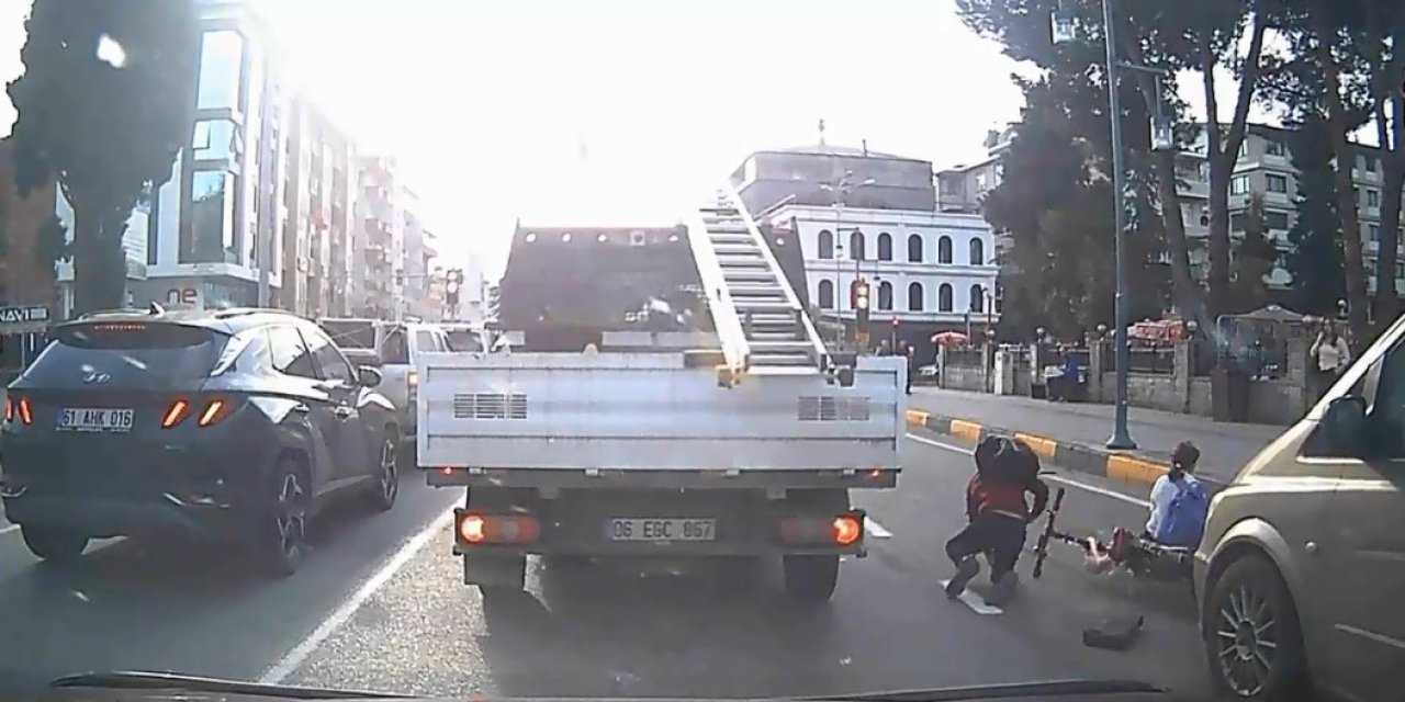 Elektrikli bisikletle araçların arasından geçerken kaza yaptılar