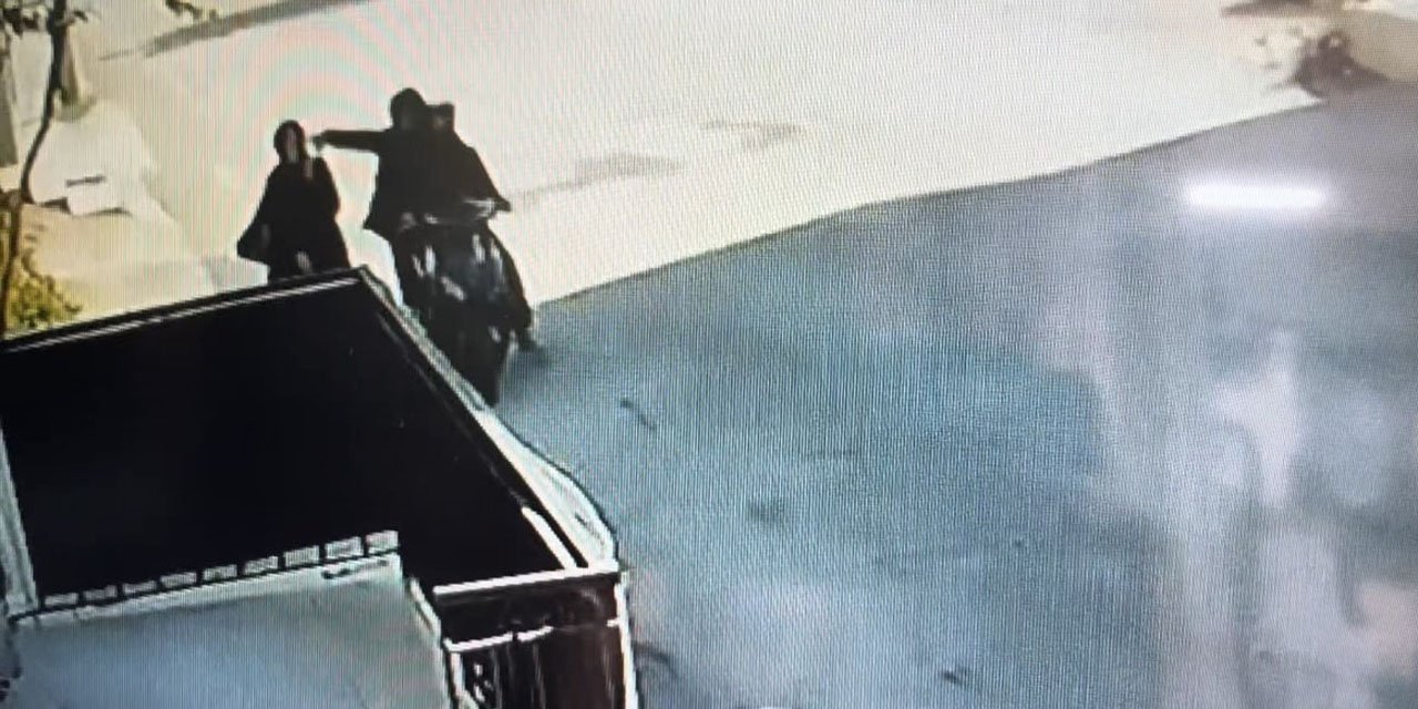 Telefonla konuşurken kapkaça uğradı : O anlar kamerada