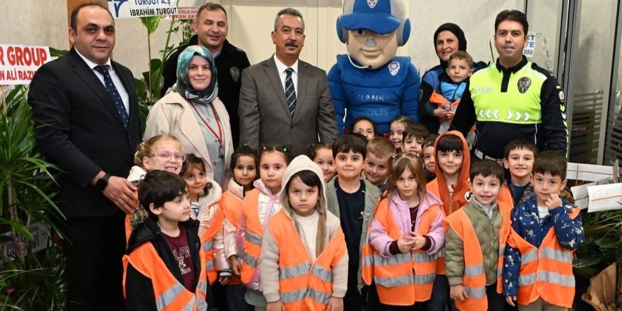 Rize'de Minik Öğrencilerden Emniyet Müdürü'ne Anlamlı Ziyaret