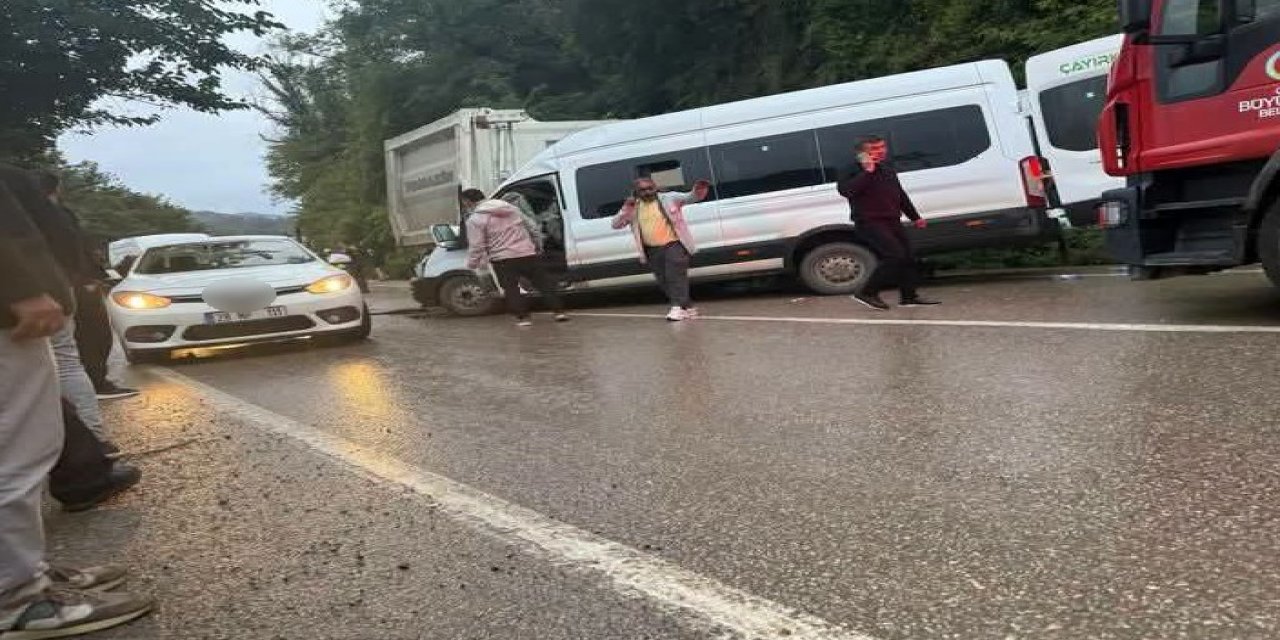 Ordu'da yolcu minibüsü ile kamyonun çarpıştığı kazada 1 kişi öldü, 23 kişi yaralandı