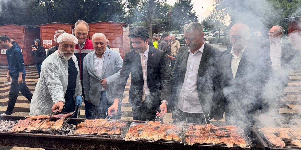 Hopa'da "Denizden Sofraya Palamut" Bereketi: 1500 Kişiye Balık Ekmek İkramı